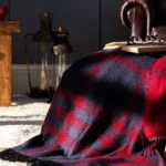 Полуторный плед на кровати в светлом интерьере