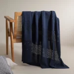 Вязаный плед в уютной гостиной на диване