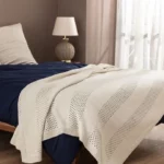 Покрывало и плед на кровати в уютной спальне