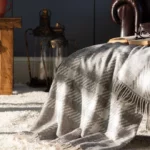 Плед с ярким узором на фоне корзины для покупок