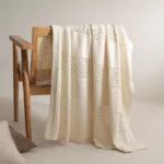 Плед для пикника на траве с корзиной и закусками