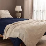 Покрывало и плед на кровати в комнате с классическим декором