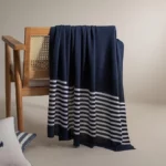 Плед из хлопка на диване в светлом интерьере