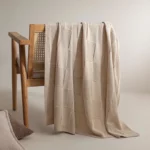 Вязаные пледы на диване в уютной гостиной