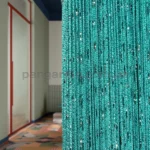 Бирюзовые шторы-нити для освежающего интерьера.