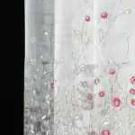 Тюль органза с абстрактным рисунком на окне, создающая стильный акцент в комнате