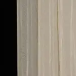 Светлая тюль под лен в спальне, создающая мягкий свет и уютную атмосферу