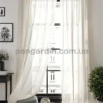 Однотонный шифоновый тюль на окне в светлом интерьере