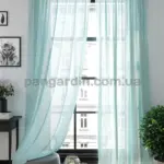 Шифоновая тюль в светлом интерьере, создающая уют и воздушность.