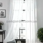 Белая тюль из шифона, создающая легкость и светлую атмосферу в интерьере.