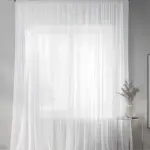 Лёгкая тюль вуаль белого цвета на окне