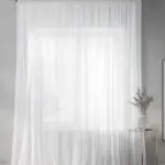 Легкий тюль вуаль білого кольору на вікні