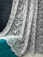 білий тюль з вензелем Mariano в інтер'єрі кімнати