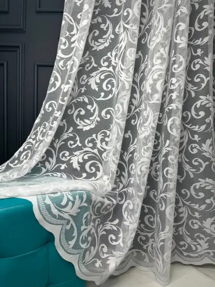 білий тюль з вензелем Mariano в інтер'єрі кімнати