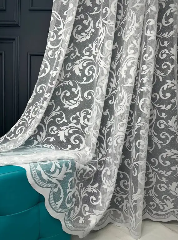 білий тюль з вензелем Mariano в інтер'єрі кімнати