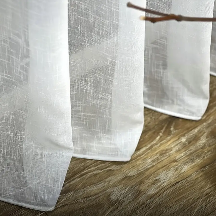 Белый тюль с выразительной текстурой в интерьере комнаты