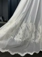вишивка пір'я на бамбук тюлі срібло крупним планом