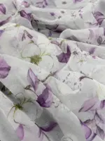 Тюль льон з бузкового квіткового малюнка крупним планом