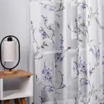 Білий льон тюль з бузковими квітами в складках.