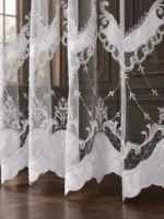 Цветочные медальоны и волнообразная вышивка на белой тюли