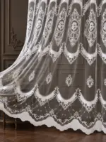 Фигурный край белой тюли с объёмной вышивкой и сетчатыми вставками